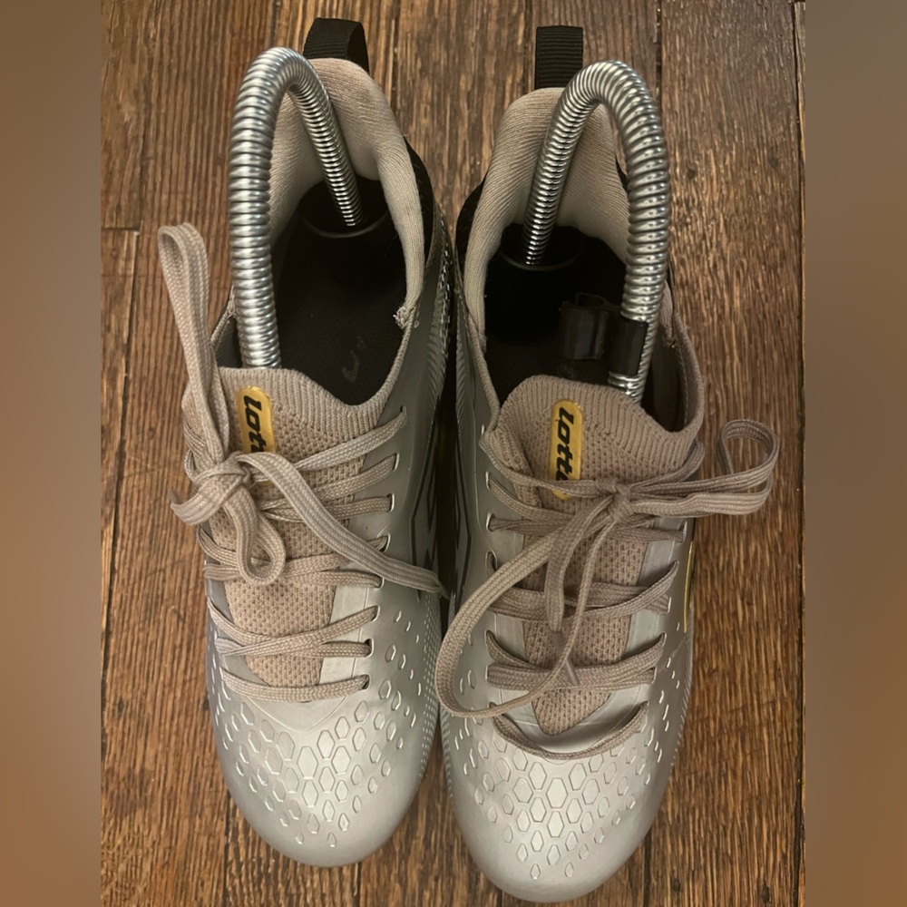 Umbro Silver/Black/Gold Soccer Shoes with Gold Logo size 2.5Y - Picture 2 of 8